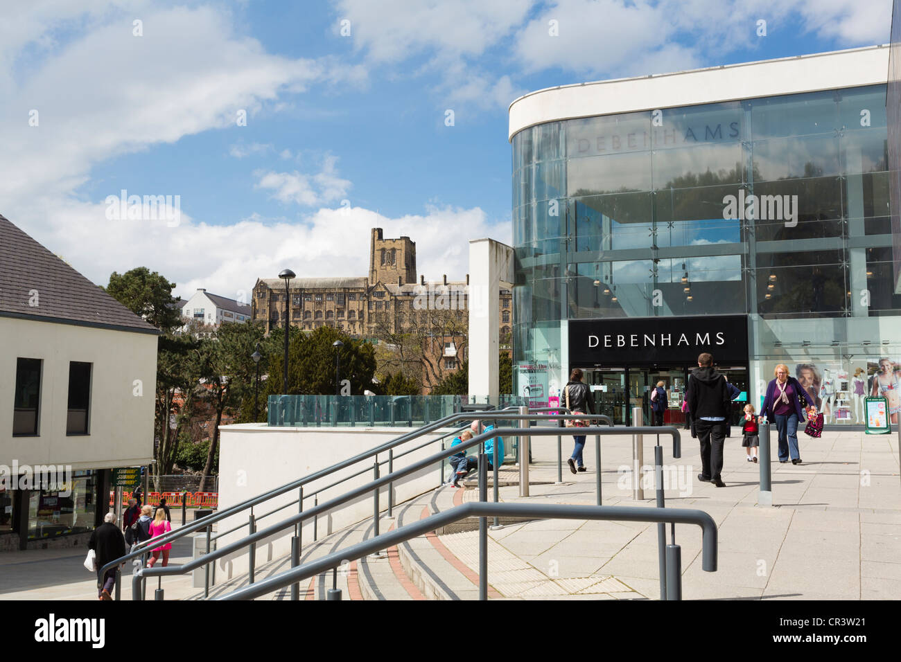 Moderno negozio Debenhams con acquirenti al di fuori e vecchia università al di là nel centro della città di Bangor Gwynedd, Galles del Nord, Regno Unito Foto Stock
