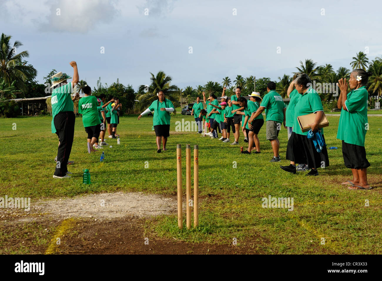 Il team di fielding passa attraverso le loro pre corrispondono i preparativi per un gioco di donna di Kilikiki, aka cricket Nuie stile. Lakepa, Nuie. Pacific Foto Stock