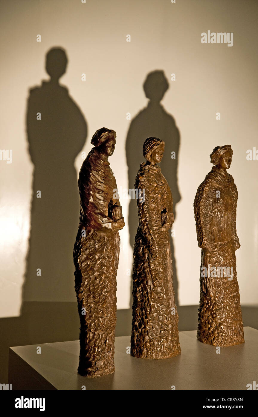 Argilla cotta figure dipinte di tre pie donne che hanno aperto la tomba di Cristo da artista francese Christiane Boone nella cattedrale di Troyes Foto Stock