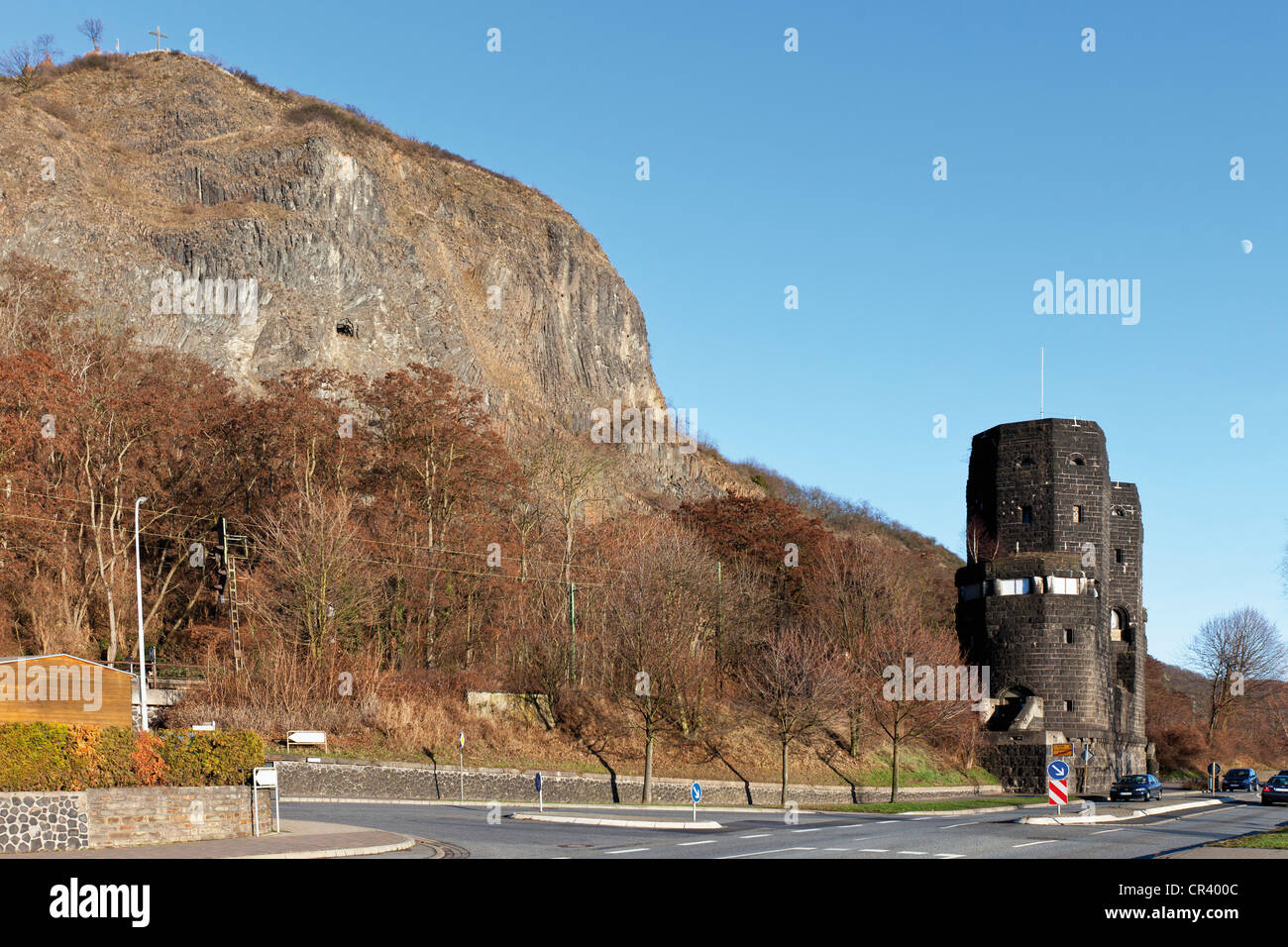 Rimane del Ludendorff Bridge o ponte di Remagen nella parte anteriore delle rocce basaltiche Erpeler Ley, Erpel, Renania-Palatinato Foto Stock