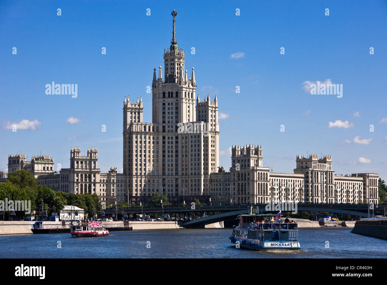 La Russia, Mosca, vista sul fiume Moscova e Kotelnicheskaya Embankment edificio grattacielo in stile stalinista Foto Stock