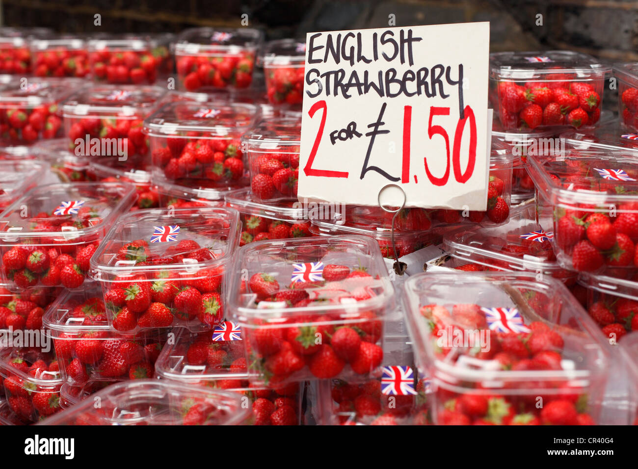 Fragole in inglese per la vendita su una bancarella al mercato di Borough, Southwark, Londra. Foto Stock