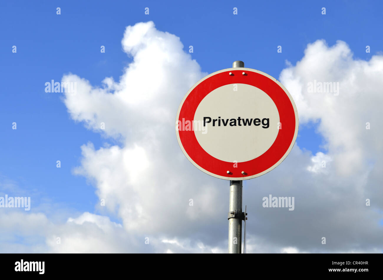 "Privatweg', tedesco per "strada privata', cartello stradale contro le nubi, Germania, Europa Foto Stock