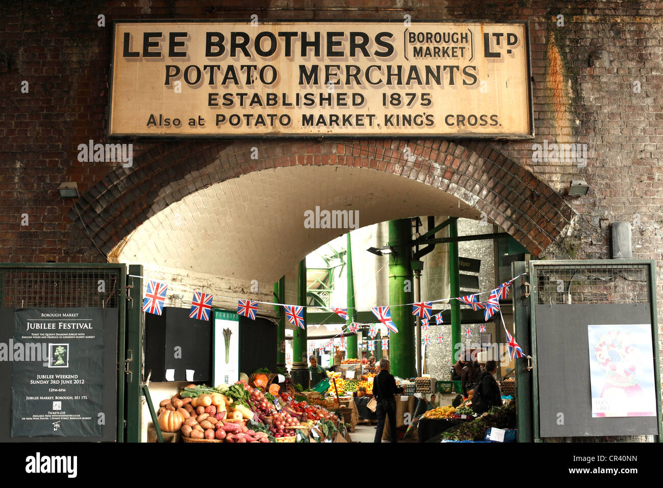 Lee fratelli mercanti di patate un vecchio stabilire business al Mercato di Borough, Southwark, Londra. Foto Stock