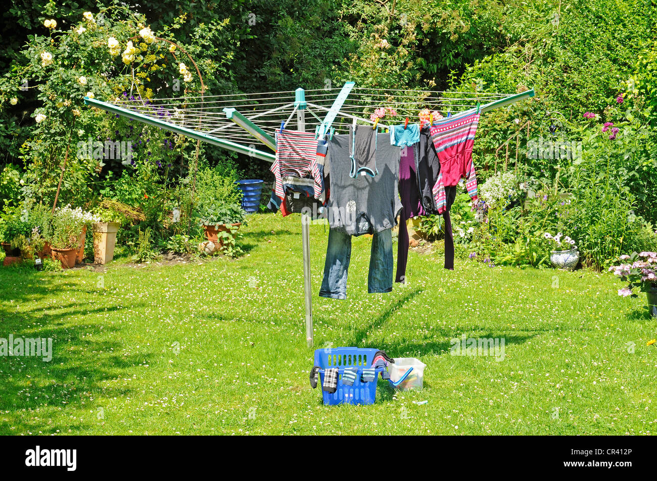 Rotante linea di abbigliamento nel giardino con l'asciugatura di biancheria, Gelsenkirchen, Renania settentrionale-Vestfalia, Germania, Europa Foto Stock