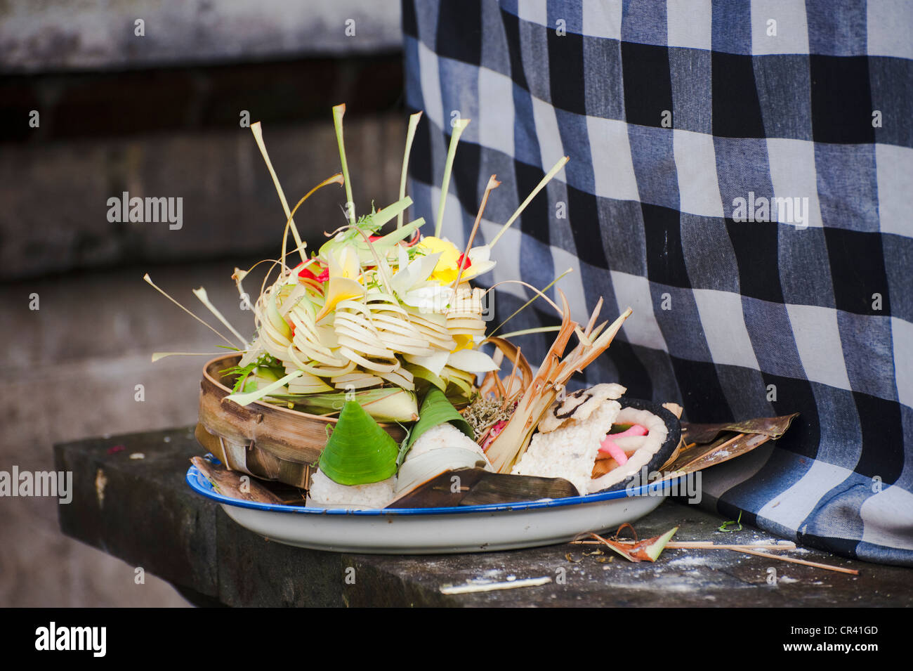 La forma più comune di offerta di indù che è visibile dappertutto in Bali su base giornaliera è noto come canang. Foto Stock