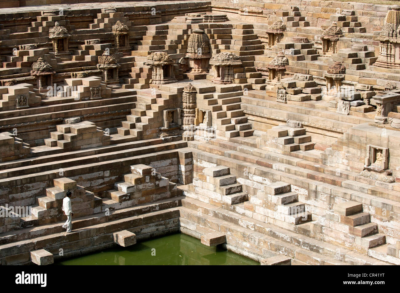 India, nello Stato di Gujarat, Modhera, Sun tempio dedicato a Surya, il dio del sole di induismo la Ramakundia (Rama's pool) Foto Stock