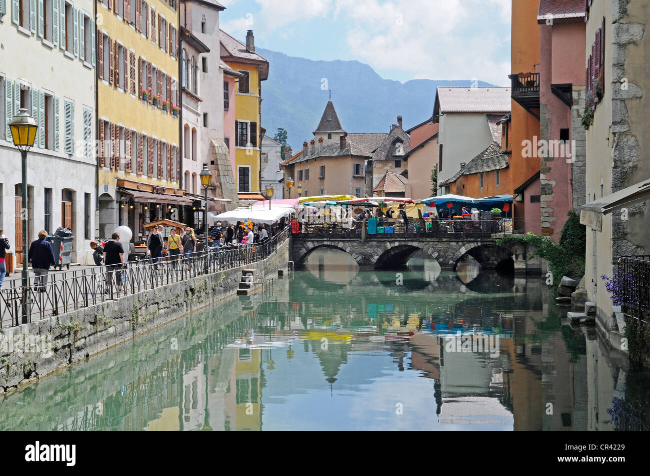 Thiou fiume, le bancarelle del mercato, bridge, centro storico di Annecy, Haute-Savoie, Rhone-Alpes, Francia, Europa Foto Stock