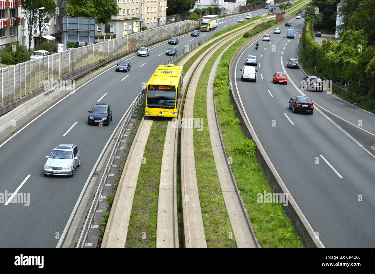 Autostrada A 40, autostrada, Ruhrschnellweg con corsie di bus, bus guidato sulla centrale di prenotazione, rumore barriera, Steele trimestre Foto Stock
