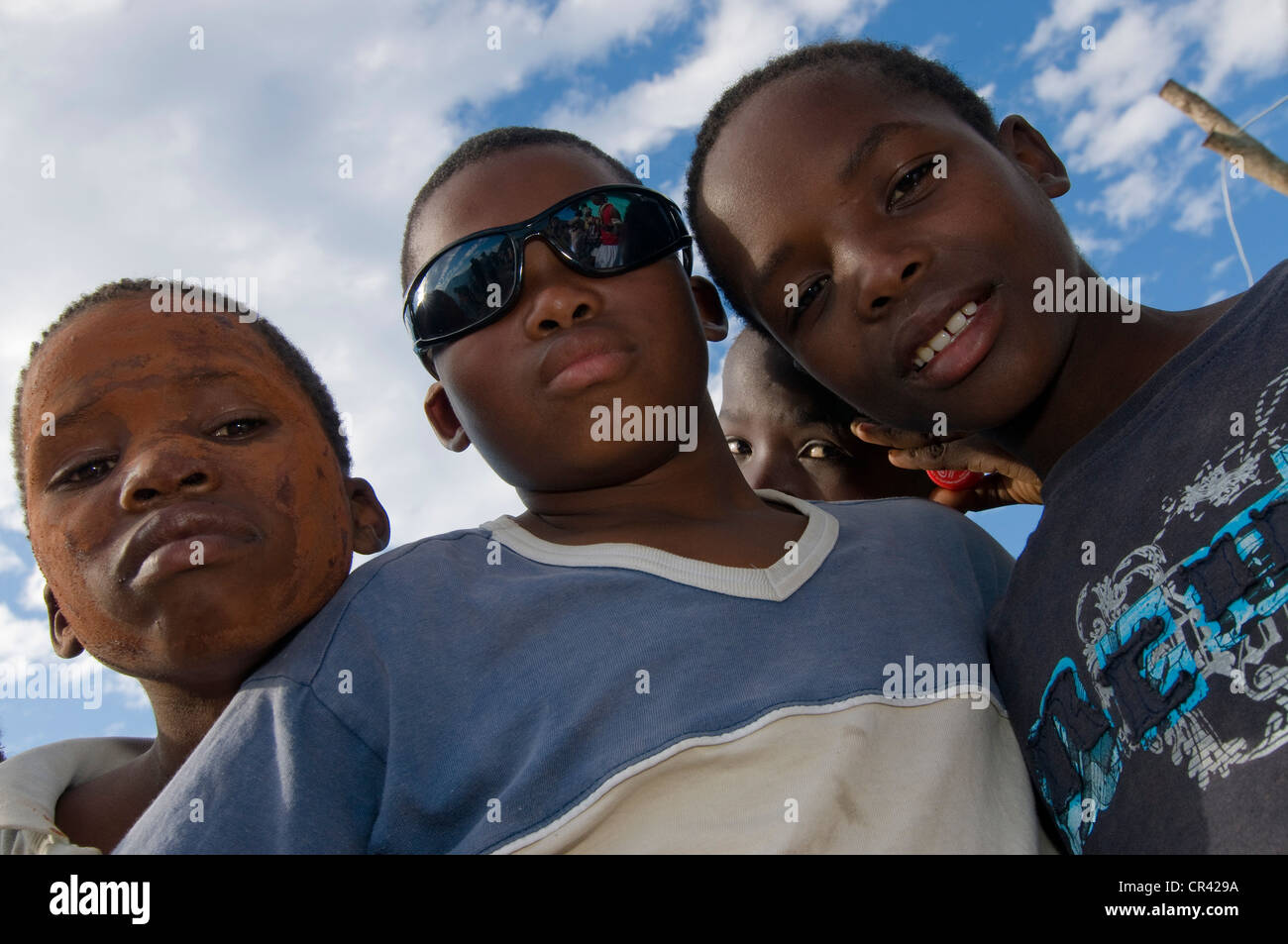 Xhosa boys durante il Sangoma o Witchdoctor Festival, Costa Selvaggia, Capo orientale, Sud Africa e Africa Foto Stock