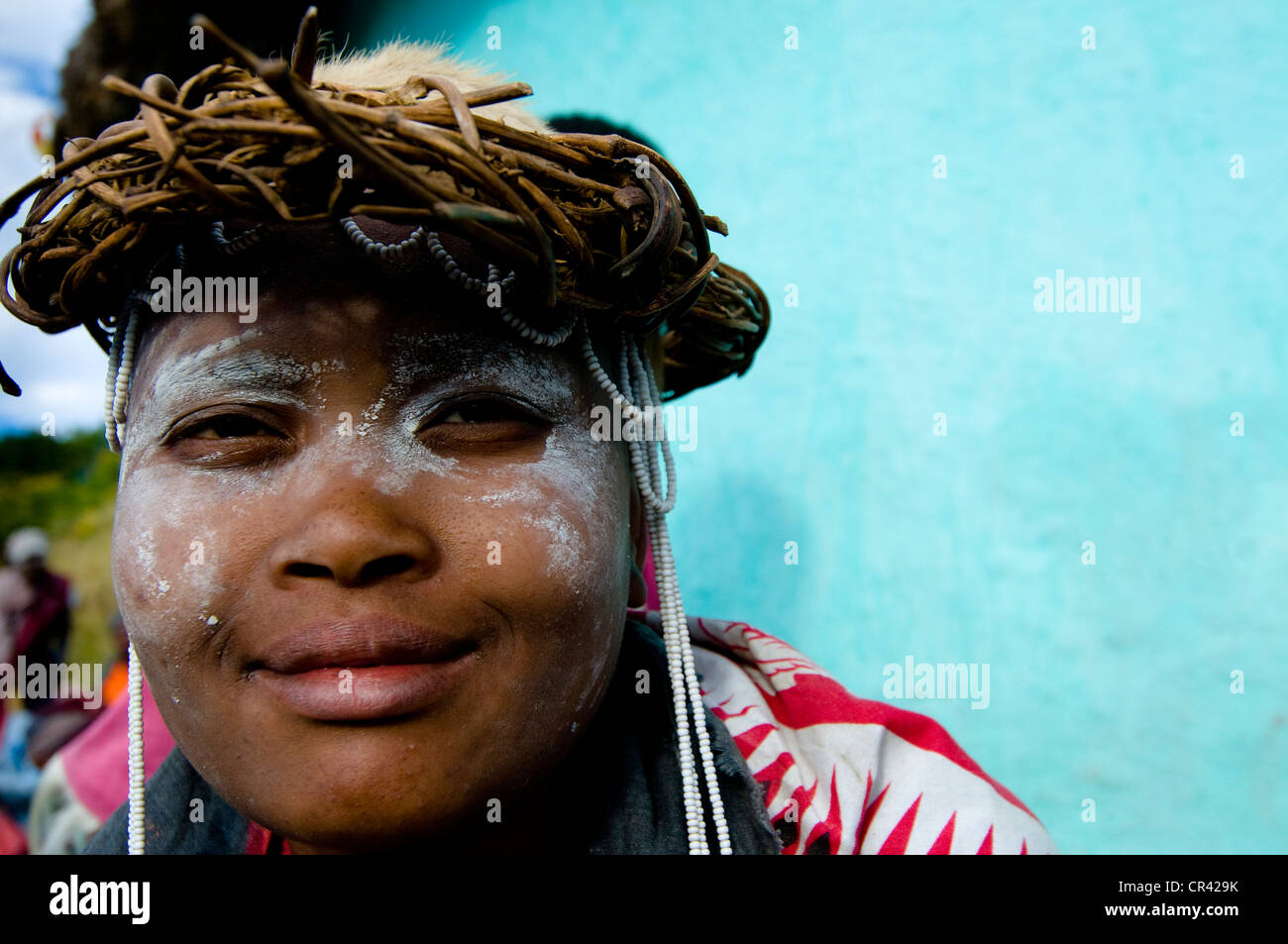 Tradizionalmente condita Xhosa donna, ritratto, durante la Sangoma o Witchdoctor Festival, Costa Selvaggia, Capo orientale, Sud Africa Foto Stock