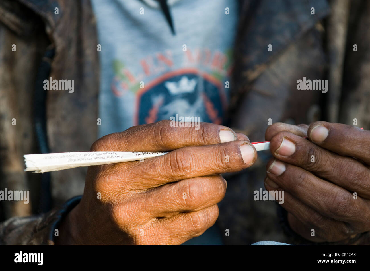 San, Bushman, rendendo un giunto, vicino Andriesvale, Deserto Kalahari, Northern Cape, Sud Africa e Africa Foto Stock