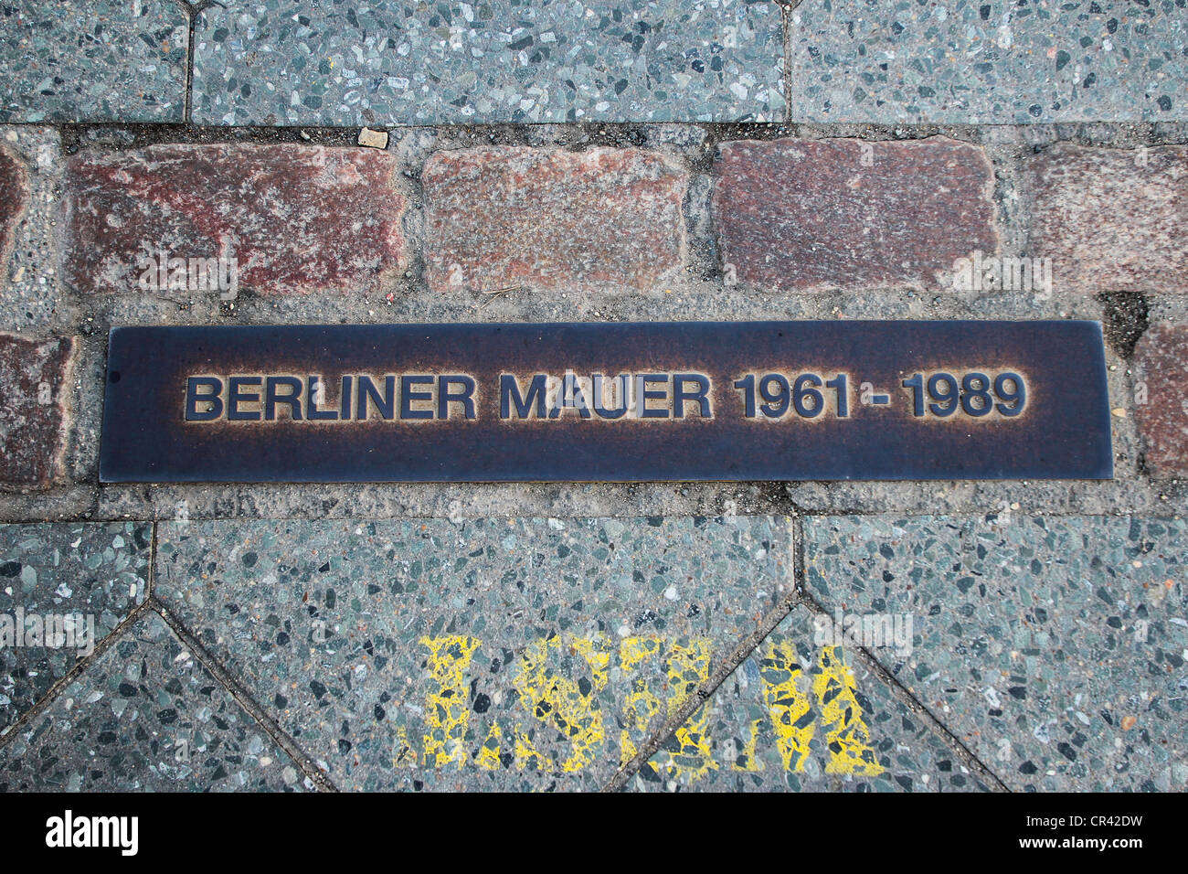 Lapide commemorativa del muro di Berlino, Berliner Mauer 1961-1989, nel terreno lungo la strada, Germania Foto Stock