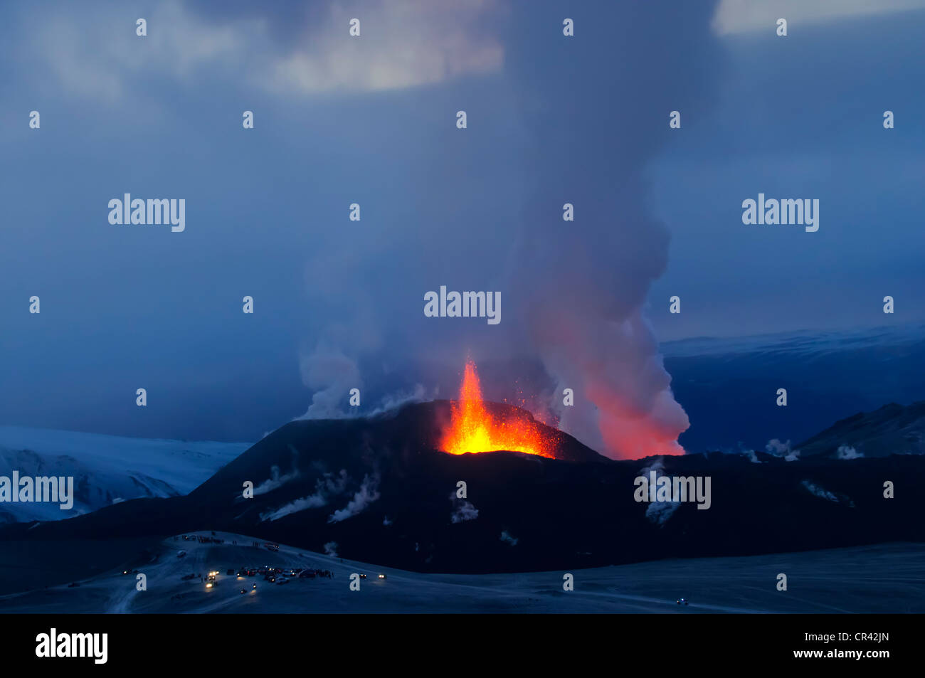 Persone e super jeep in corrispondenza di un punto di osservazione durante l eruzione del vulcano Fimmvoerðuháls, Fimmvoerduhals, tra Foto Stock