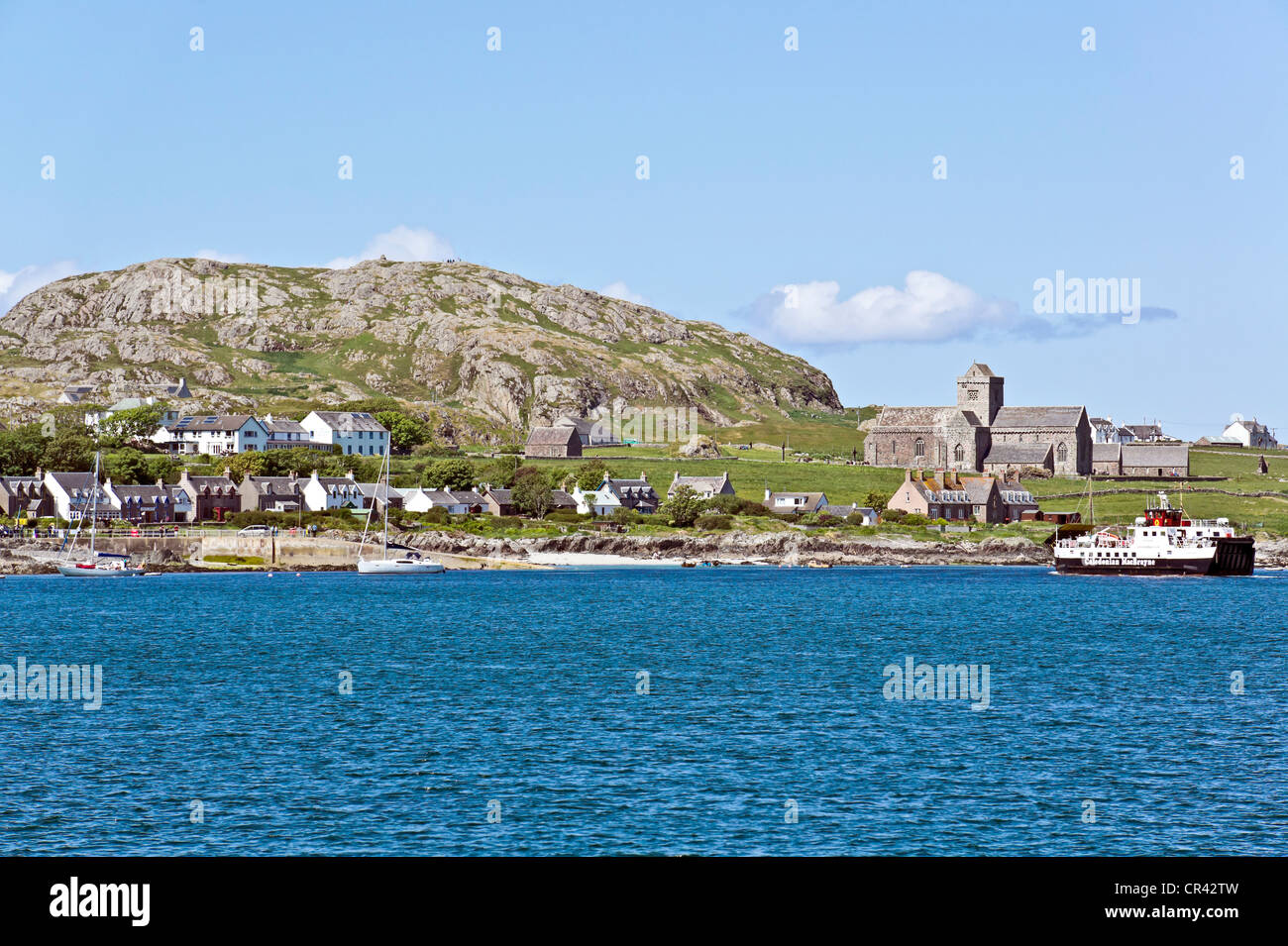 Historic Scotland di proprietà e mantenuto Iona Abbey su isola di Iona off Mull in Scozia occidentale con traghetto Loch Buie che arrivano Foto Stock