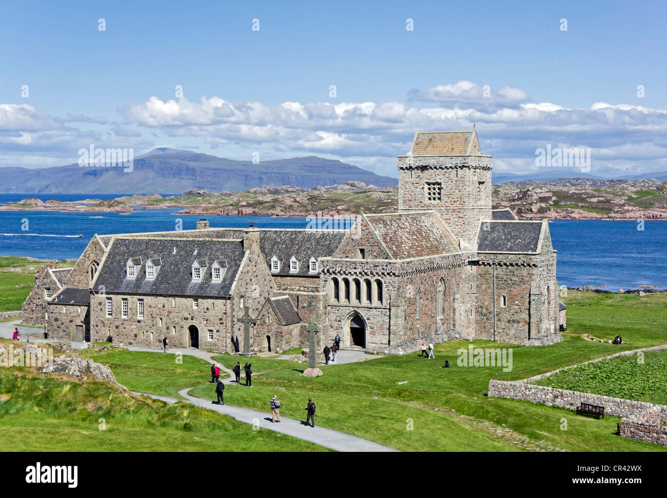Historic Scotland di proprietà e mantenuto Iona Abbey a Baile Mor sulla costa est dell'isola di Iona off Mull in Scozia occidentale Foto Stock
