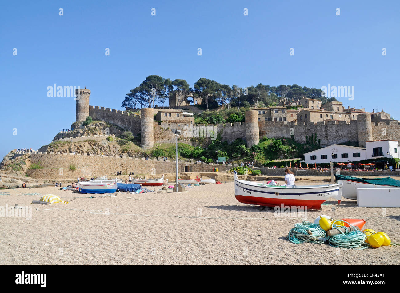 Barche, spiaggia, il castello di Villa Vella, città vecchia, villaggio costiero di Tossa de Mar, Costa Brava Catalogna, Europa Foto Stock