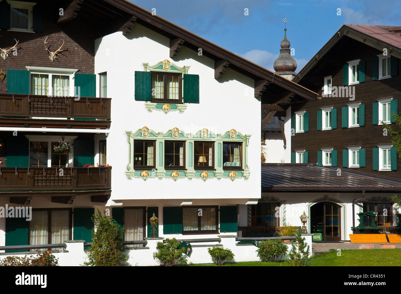 Austria Vorarlberg Lech am Arlberg, decorazione barocca cottage e bulboso campanile della chiesa Foto Stock