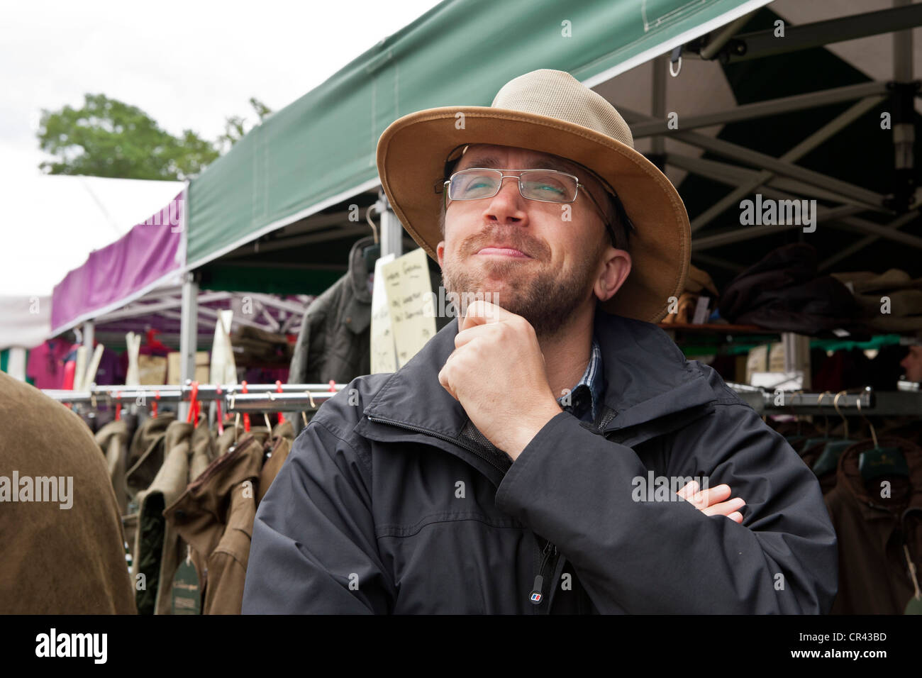 Orgoglioso uomo presso Hampshire county visualizza Foto Stock