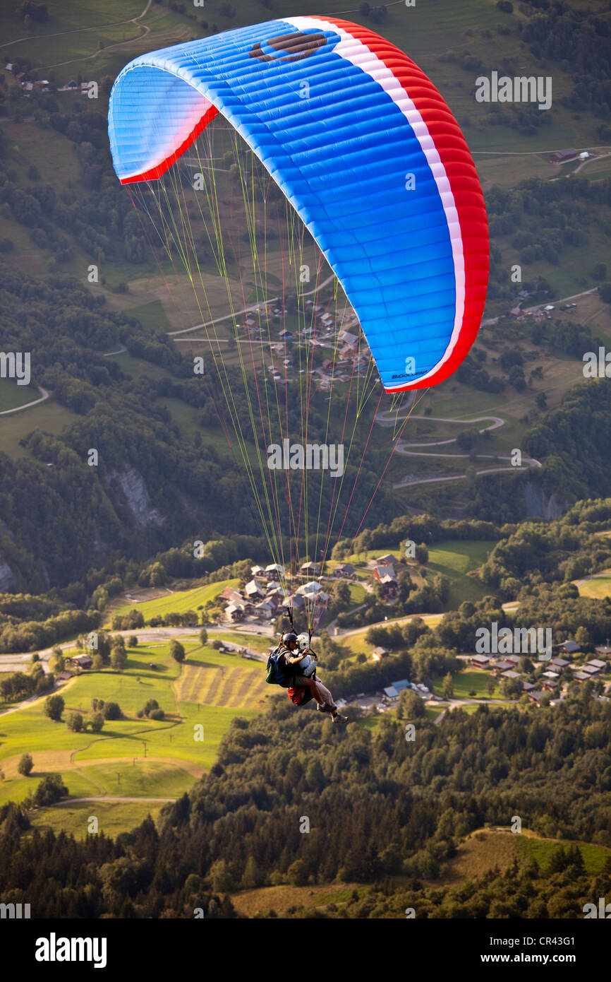 Francia, Savoie, Valmorel, biposto in parapendio Foto Stock