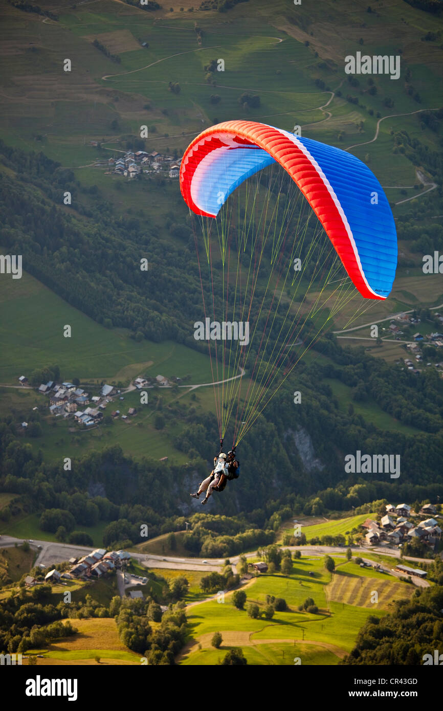 Francia, Savoie, Valmorel, biposto in parapendio Foto Stock