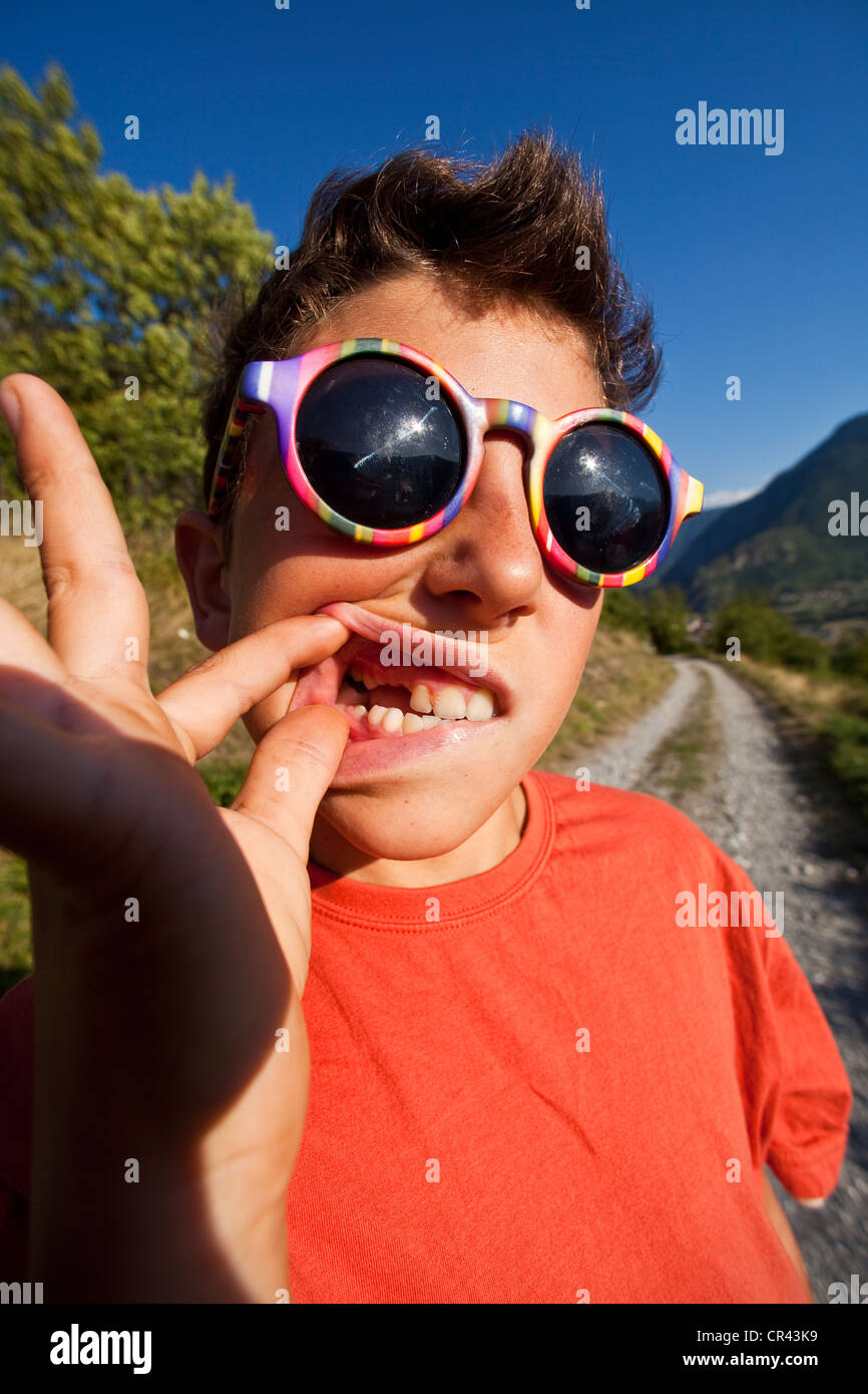 Francia, Savoie, Valmorel, ritratto di un ragazzo di 11 anni di perdere il suo bambino denti Foto Stock