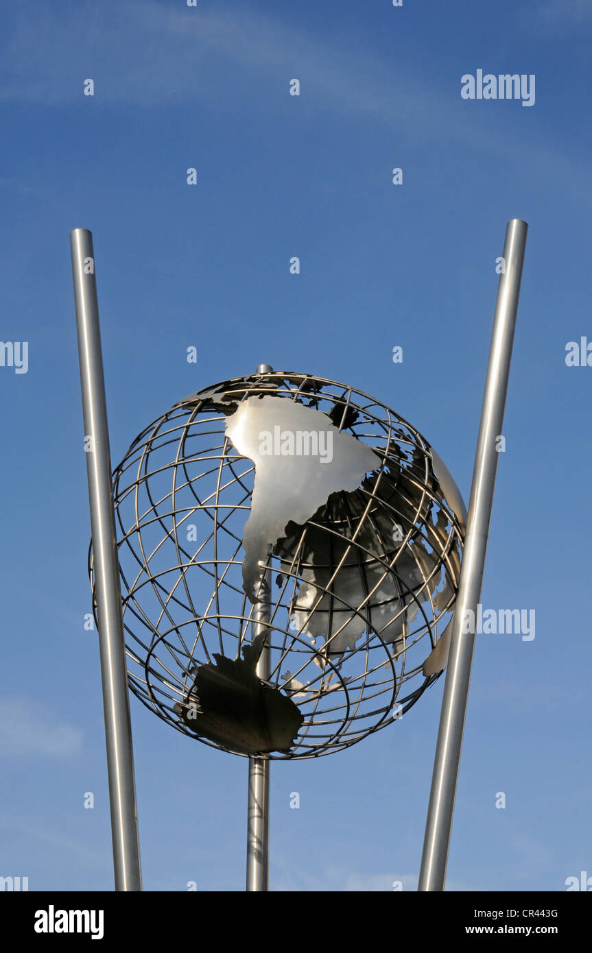 Globe, scultura, Innenhafen, il Porto Interno di Duisburg, zona della Ruhr, Renania settentrionale-Vestfalia, Germania, Europa Foto Stock