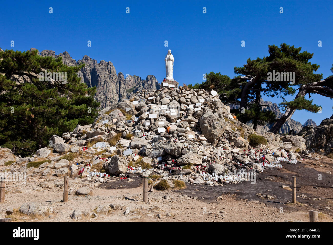 Francia, Corse du Sud, Aiguilles de Bavella in Bavella Pass, virgen Notre Dame des Neiges Foto Stock