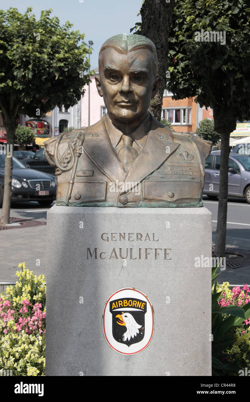 Il generale McAuliffe (101ª Divisione aviotrasportata) busto memorial nella piazza principale di Bastogne,vallone del Belgio. Foto Stock