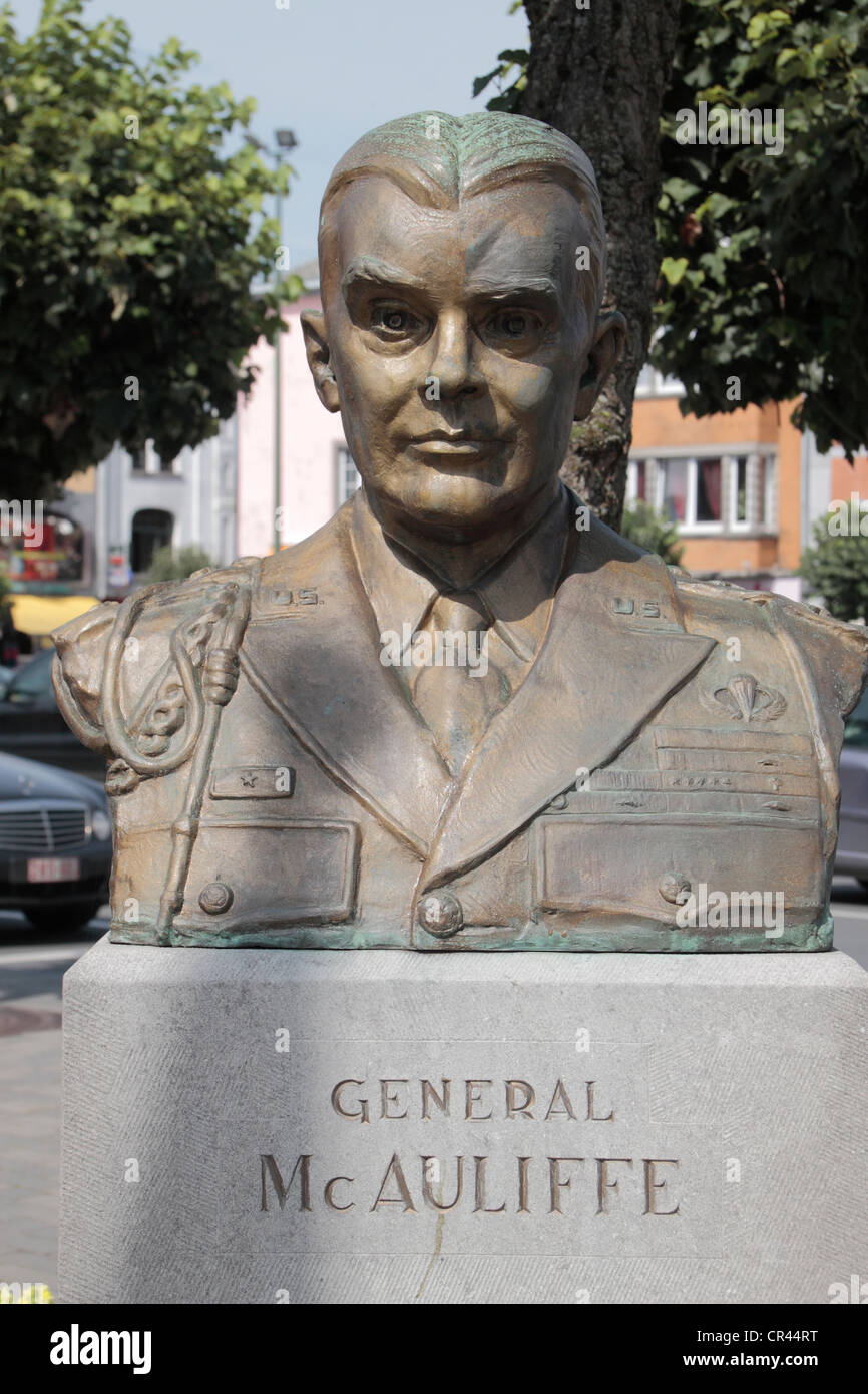 Il generale McAuliffe (101ª Divisione aviotrasportata) busto memorial nella piazza principale di Bastogne,vallone del Belgio. Foto Stock