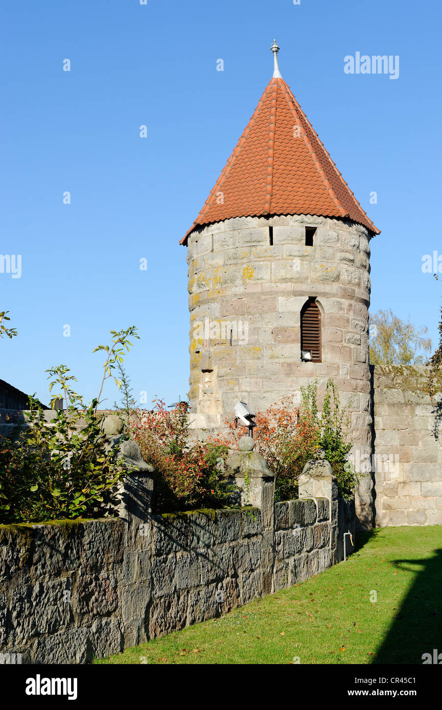 Wehrturm tower, una torre fortificata, Maria Geburt chiesa parrocchiale, la chiesa fortificata, Hannberg, Hessdorf, Media Franconia, Franconia Foto Stock
