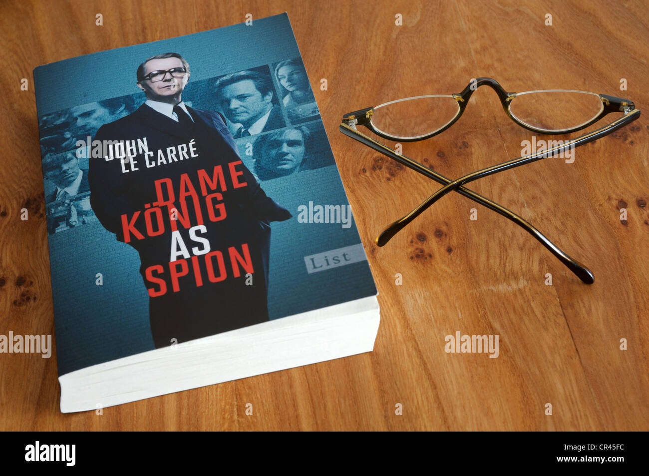 Copia tedesca di John Le Carre Tinker, sarto, soldato, Spy (Dame König come Spion) Foto Stock