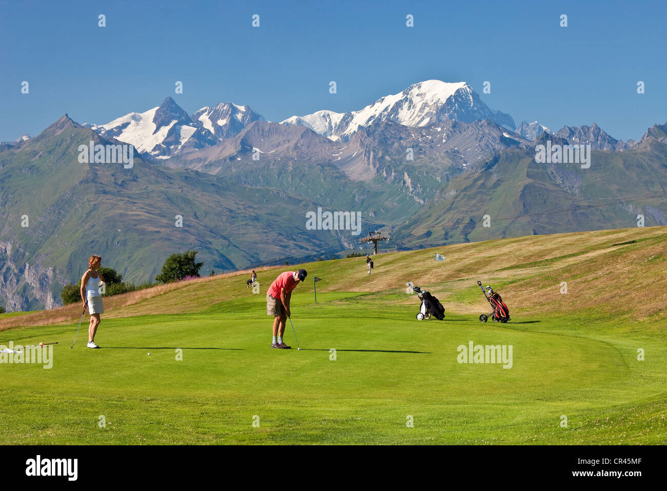 Francia, Savoie, Les Arcs 1800, il campo da golf di fronte al Monte Bianco (4810 m) Foto Stock