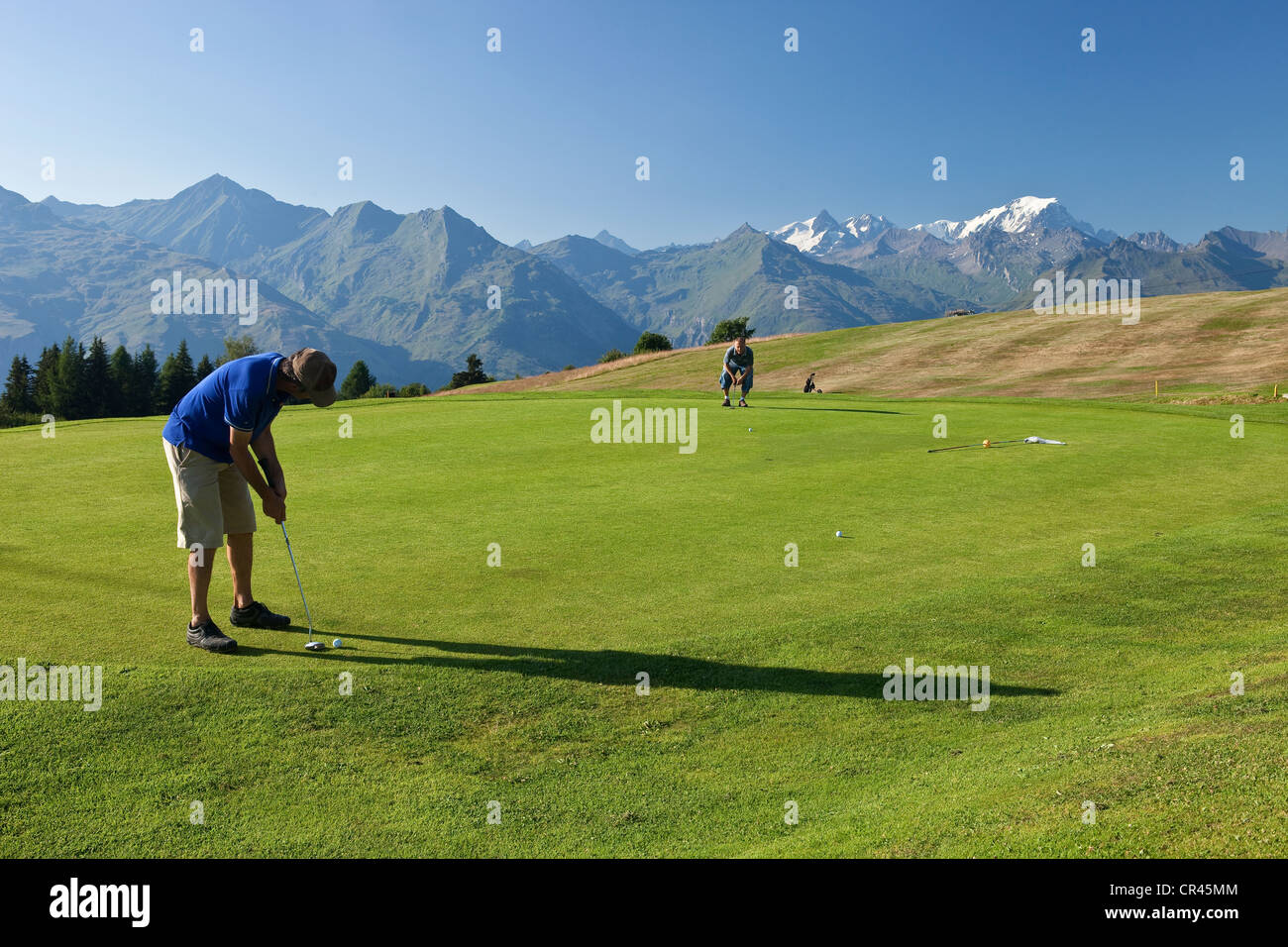 Francia, Savoie, Les Arcs 1800, il campo da golf di fronte al Monte Bianco (4810m) Foto Stock