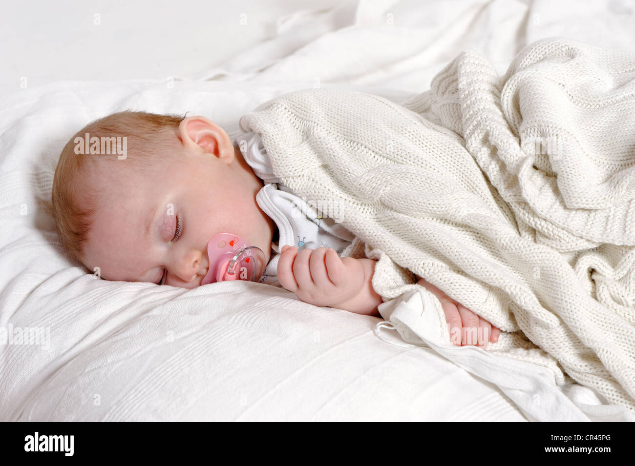 Baby, 6 mesi dorme con un fantoccio Foto Stock