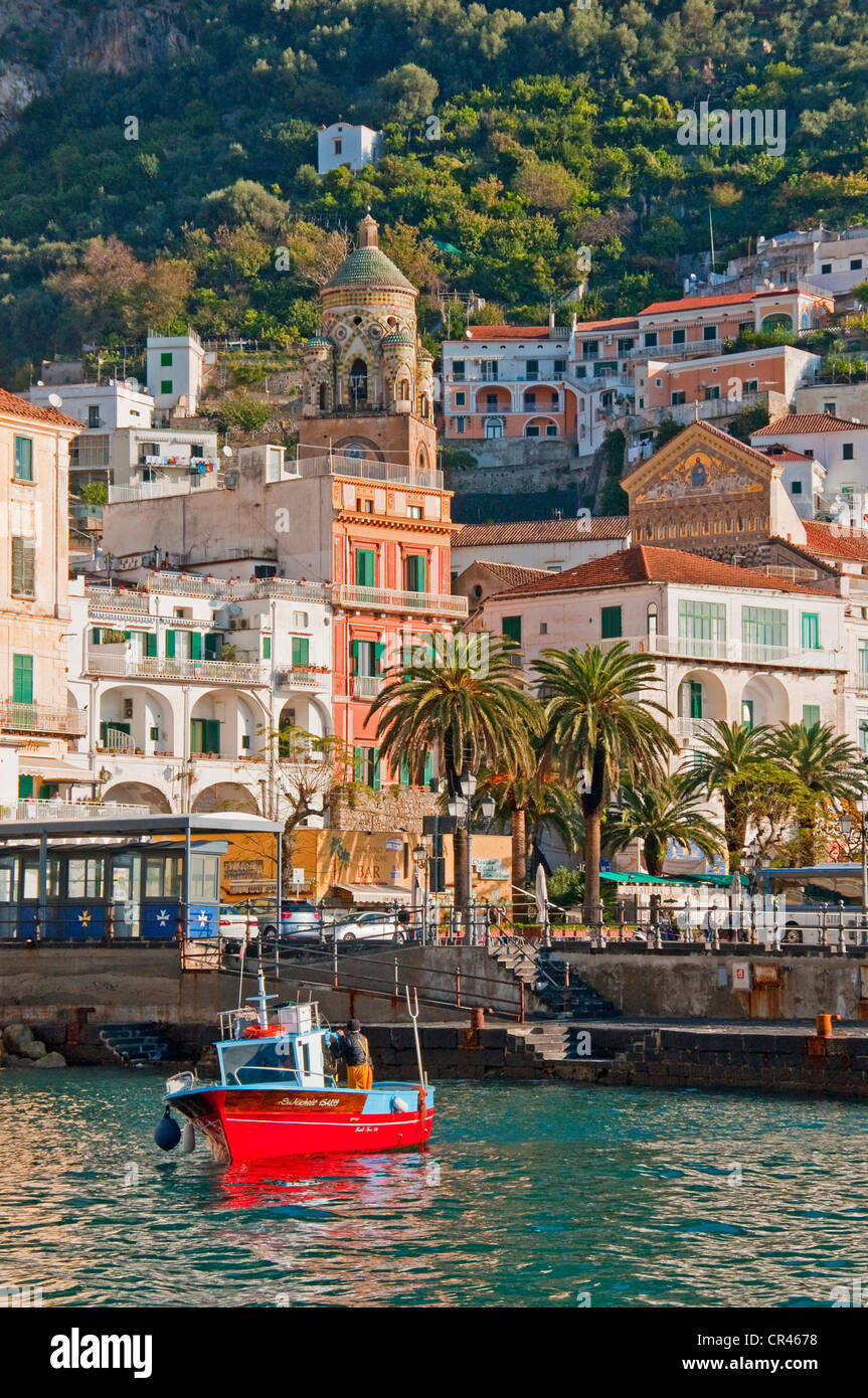 Italia: Amalfi dal porto con la Cattedrale di Saint Andrew (Duomo di San Andreas) Foto Stock