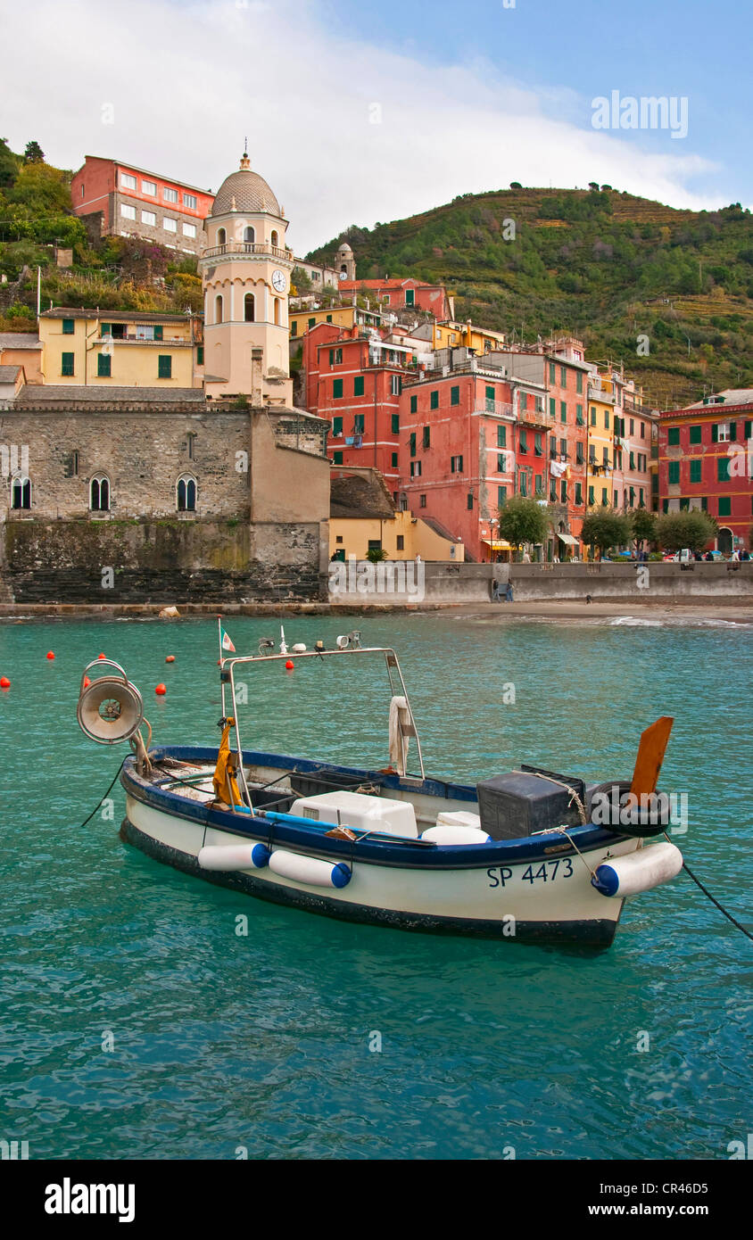 Italia: il Parco Nazionale delle Cinque Terre, Vernazza harbor Foto Stock