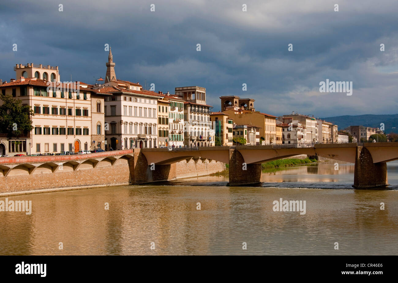 Italia: Arno north bank a Ponte alle Grazie (Ponte Rubaconte) a Firenze Foto Stock
