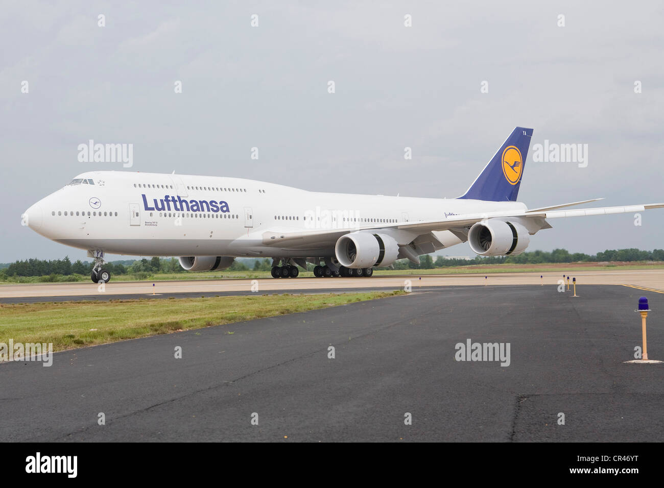 Un Lufthansa Boeing 747-8 atterraggio all'Aeroporto Internazionale di Dulles sul suo primo volo del passeggero. Foto Stock