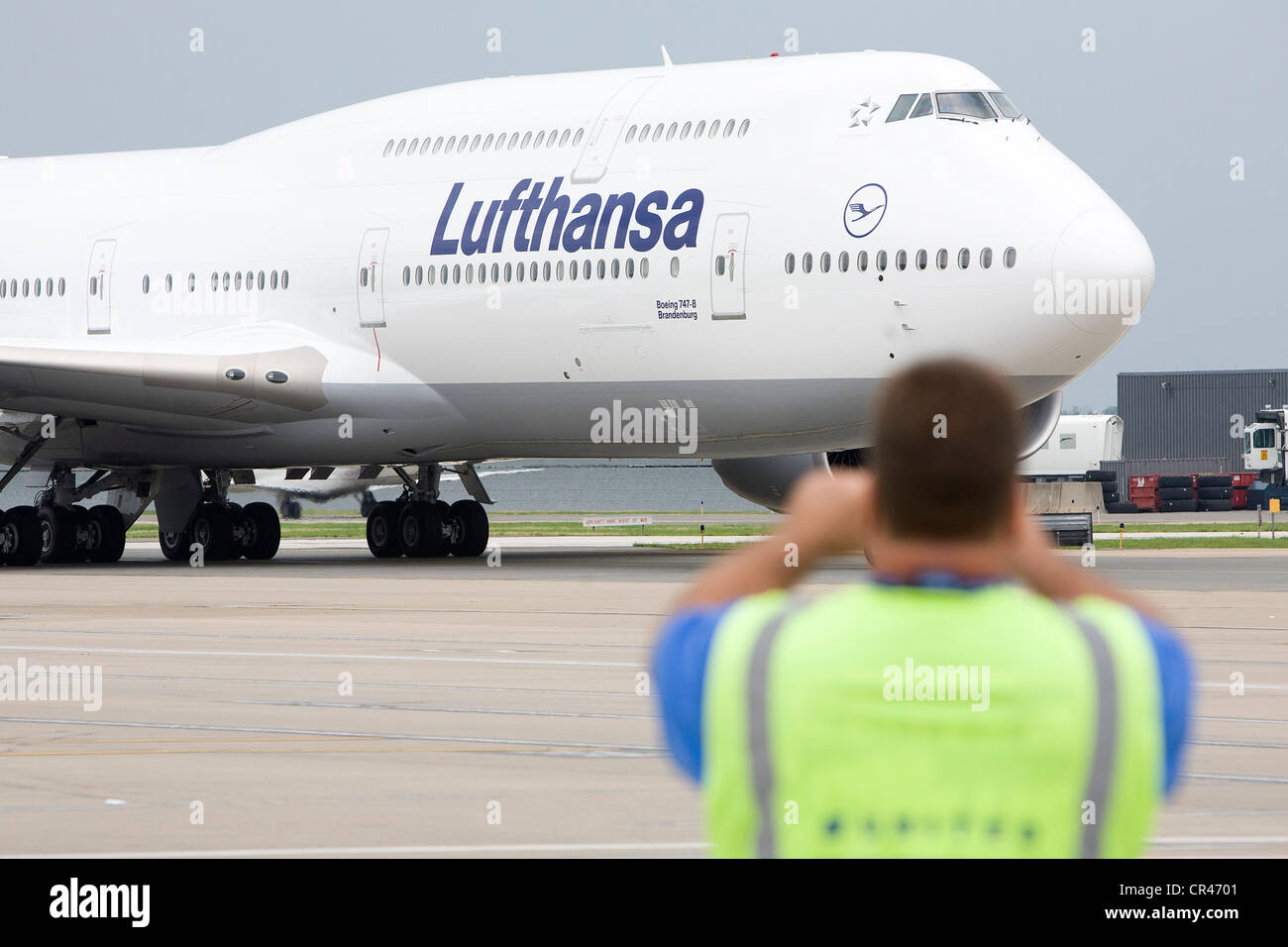 Un Lufthansa Boeing 747-8 atterraggio all'Aeroporto Internazionale di Dulles sul suo primo volo del passeggero. Foto Stock