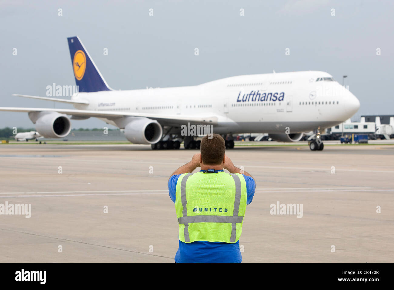 Un Lufthansa Boeing 747-8 atterraggio all'Aeroporto Internazionale di Dulles sul suo primo volo del passeggero. Foto Stock