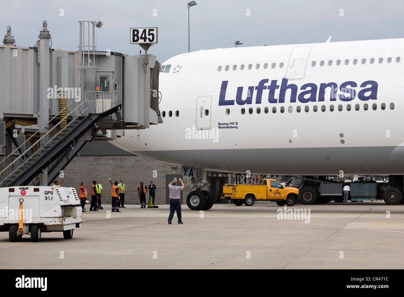 Un Lufthansa Boeing 747-8 arriva all'Aeroporto Internazionale di Dulles sul suo primo volo del passeggero. Foto Stock