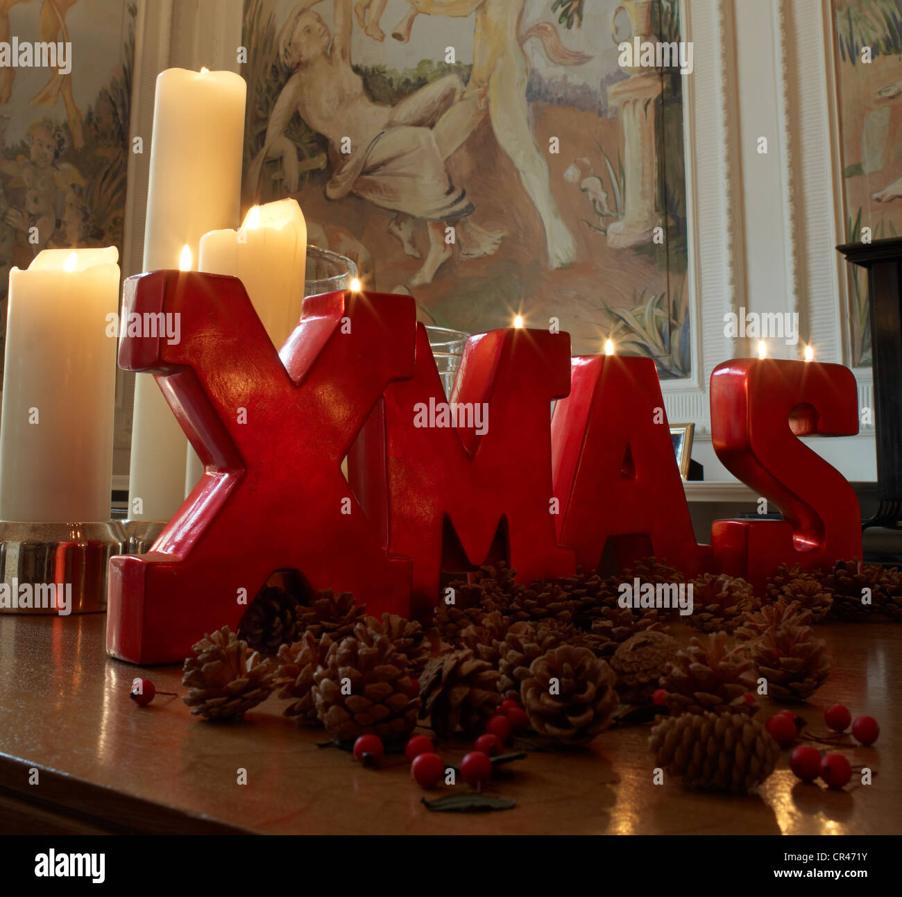 XMAS christmas candle disposizione in un ambiente elegante con mano pareti dipinte e pitture murali Foto Stock