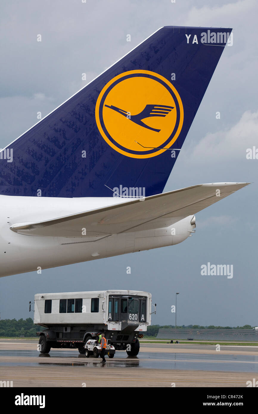 Un Lufthansa Boeing 747-8 arriva all'Aeroporto Internazionale di Dulles sul suo primo volo del passeggero. Foto Stock