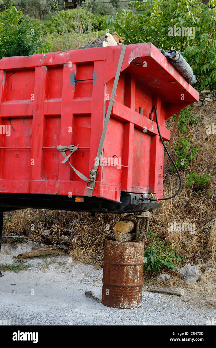 Incautamente parcheggiato e supportato camion rimorchio, Isola di Samos, Mar Egeo Meridionale Isole Sporadi, Grecia, Europa Foto Stock