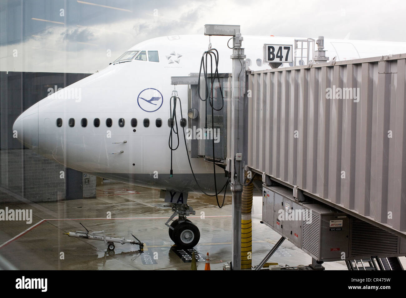 Un Lufthansa Boeing 747-8 arriva all'Aeroporto Internazionale di Dulles sul suo primo volo del passeggero. Foto Stock