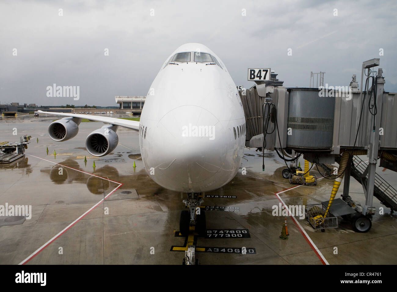 Un Lufthansa Boeing 747-8 arriva all'Aeroporto Internazionale di Dulles sul suo primo volo del passeggero. Foto Stock