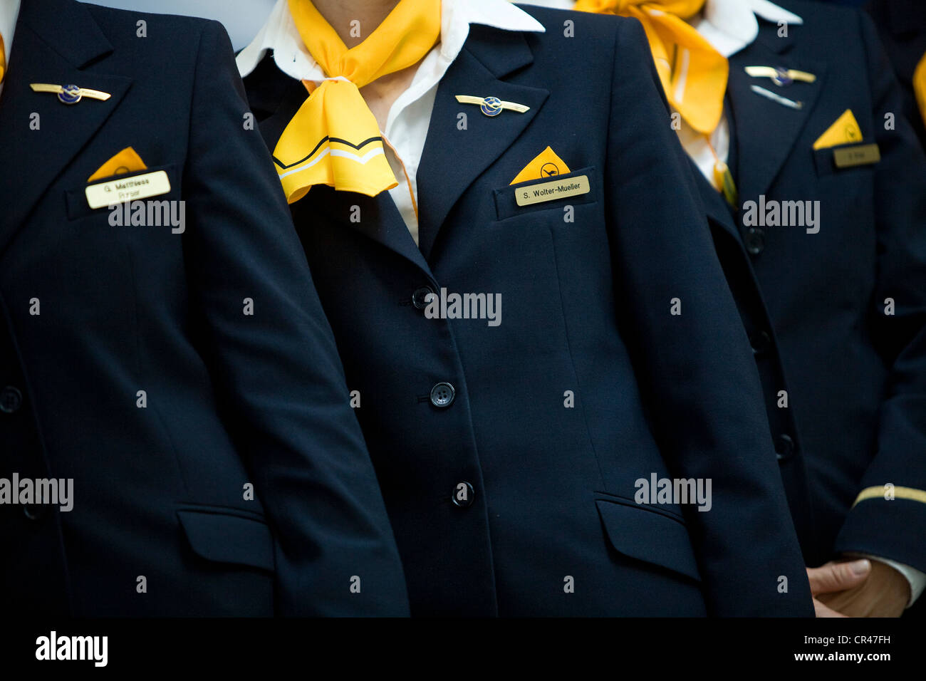Le compagnie aeree Lufthansa assistenti di volo. Foto Stock