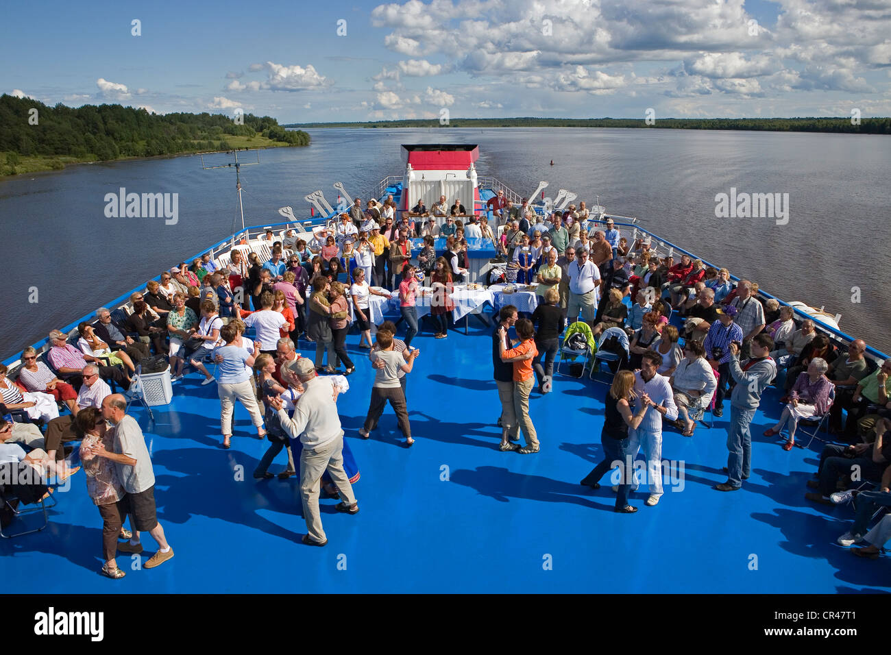 La Russia, viaggio tra Goritsy e isola di Kiji, danza per celebrare la cerimonia del tè sul ponte superiore di Leonid Sobolev cruise Foto Stock