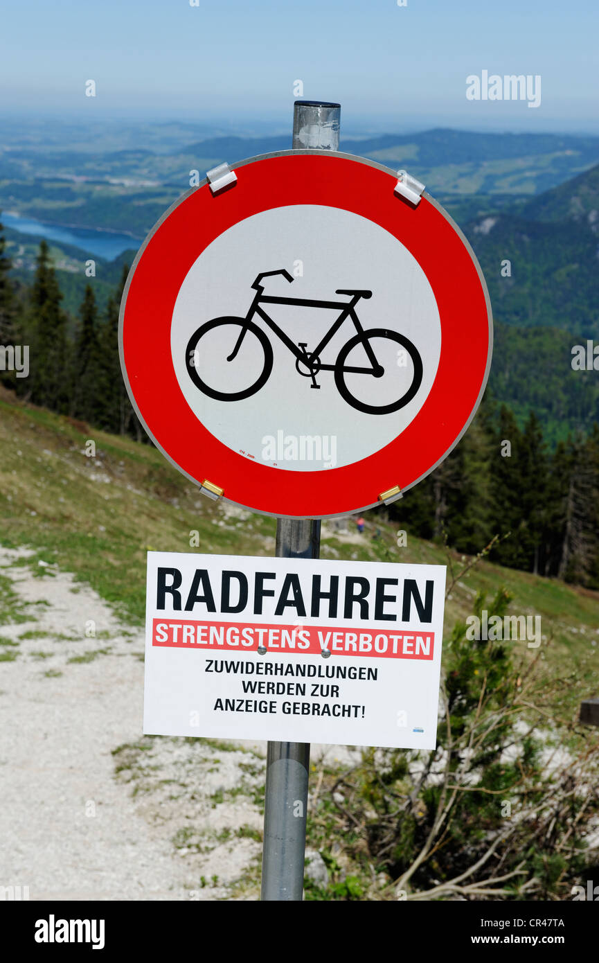 Segnale di divieto, ciclismo severamente vietata, Zwoelferhorn vicino a Sankt Gilgen sul lago Wolfgangsee, Stato di Salisburgo, Austria, Europa Foto Stock